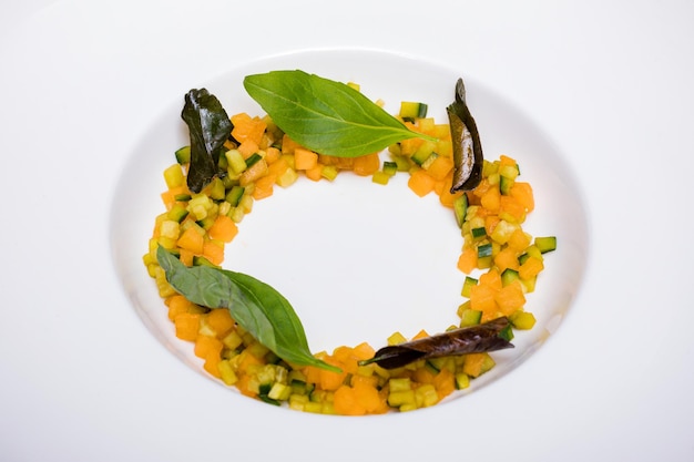 Gotowy talerz z kolorowym daniem