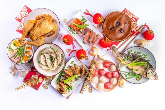 Kolorowe talerze z różnymi potrawami